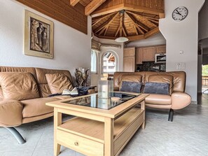 Möbel, Interior Design, Holz, Flooring, Fussboden, Zimmer, Decke, Wohnzimmer, Couch, Beleuchtung