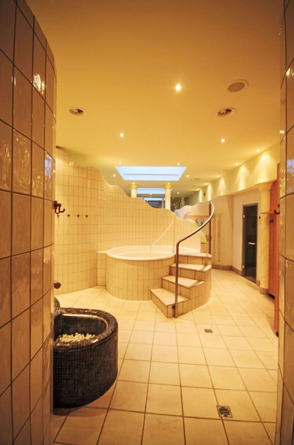 Interior Design, Decke, Badewanne, Hotel, Jacuzzi, Bett, Design, Armatur, Schlafzimmer