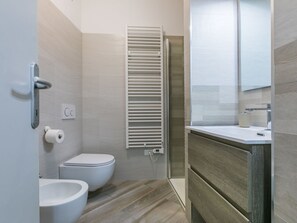 Flooring, Wand, Fussboden, Interior Design, Armatur, Badezimmer, Toilette, Sinken, Toilleten Sitz, Zapfhahn