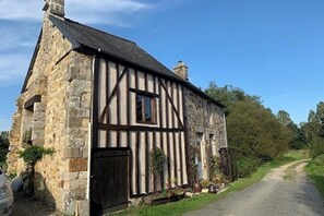Front of the house showing 'Le Marais'