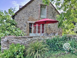 Terrasse équipée avec mobilier de jardin pour les repas (chaises et tables), 4 transats, barbecue à charbon