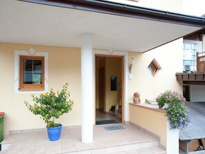 Entrance / Reception