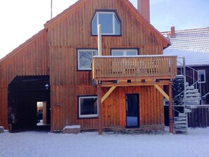 Stugans exteriör [vinter]