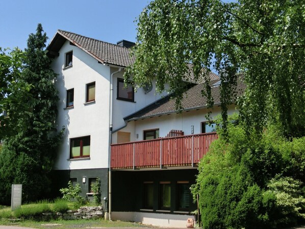 Stugans exteriör [sommar]