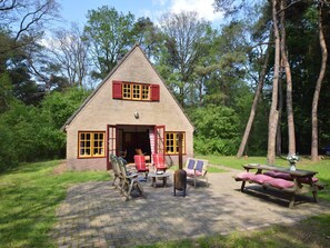 Stugans exteriör [sommar]