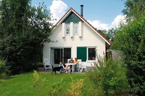 Stugans exteriör [sommar]