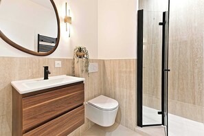 Salle de bain avec douche, lavabo et toilette