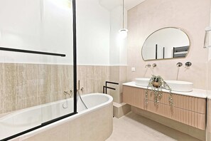 Salle de bain avec baignoire et double vasque