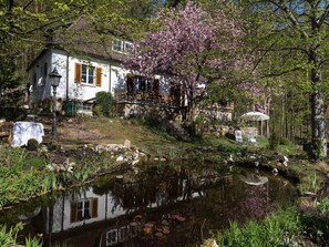 Stugans exteriör [sommar]