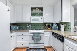 Fully-stocked Kitchen (Dishwasher, refrigerator/freezer, microwave, gas stove)