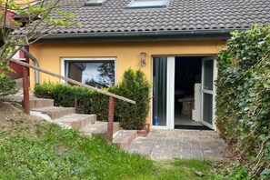 Stugans exteriör [sommar]