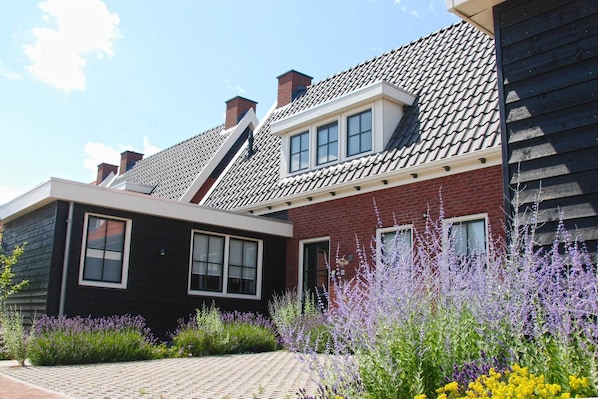 Stugans exteriör [sommar]