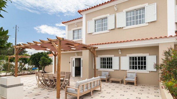 This large, sunlit terrace with a pergola and stylish seating is perfect for outdoor dining and lounging. #TerraceVibes #OutdoorDining