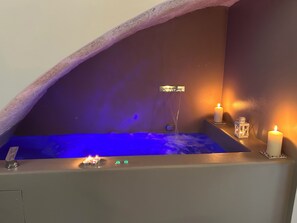 Exclusive mini pool in the bedroom for private use only