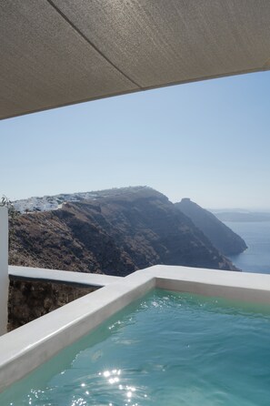 Amazing caldera view and infinite Aegean blue  while relaxing in your private hot tub