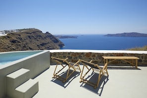 Private hot tub over caldera with sun loungers