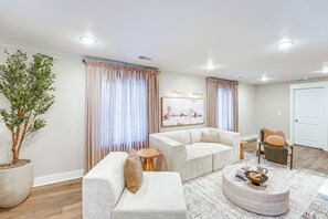 Living Room | Free WiFi | Central A/C & Heating | Smart TV | Electric Fireplace