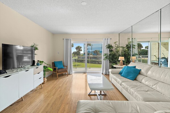 Spacious and Airy Living Room