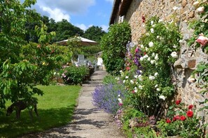 Entrée du gite et du jardin.