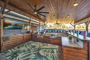 Outdoor kitchen w/ sink, large propane BBQ, large teppanyaki grill, 65" HDTV