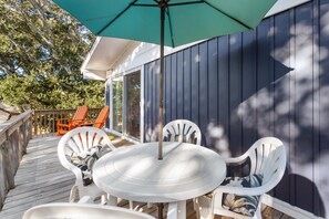 Enjoy al fresco dining out on the deck!