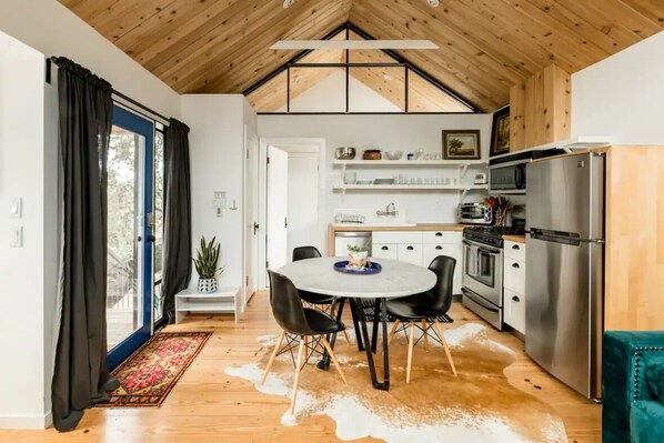 This spacious, bright studio features vaulted ceilings, full kitchen and W/D