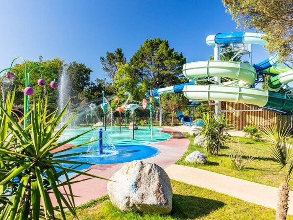 Dive into the excitement of Camping Le Ruisseau’s dynamic aquapark, complete with thrilling water slides and lush green surroundings