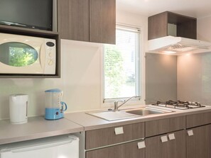 Fully equipped kitchenette with all the amenities for a convenient and enjoyable stay.