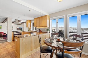 Breakfast Nook/Dining area