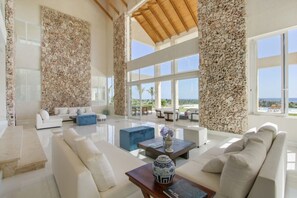 Villa Okyanus: indoor living area
