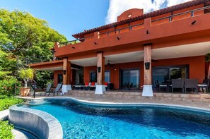 Private pool and front of Casa Flamingo