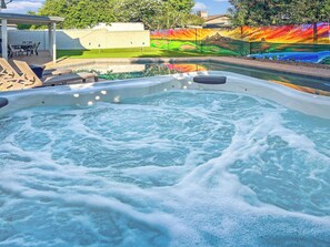 Relax in the hot tub watching the Scottsdale sunset with the wall mural.