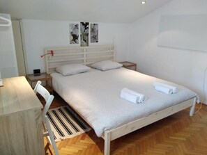 Schlafzimmer 1
