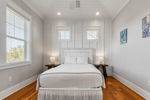 Bedroom 4: Queen bed, third floor
