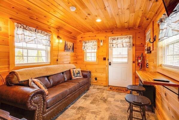 Sevierville Vacation Rental | 1BR | 1BA | 300 Sq Ft | 4 Steps to Enter