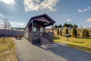 Cabin Exterior | Charcoal Grill | Outdoor Dining Area | Fire Pit | Front Porch