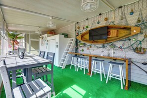 Screened Lanai | Single-Story Home | Smart TV | Dining Area