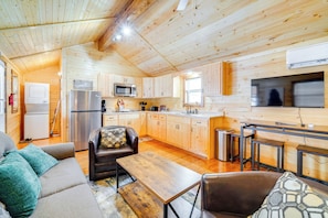 Living Room | Free WiFi | Electric A/C & Heat | Smart TV | Sleeper Sofa