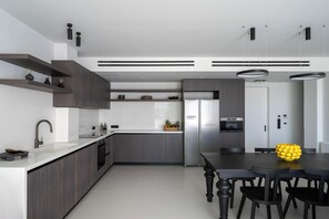 Fully equipped kitchen.