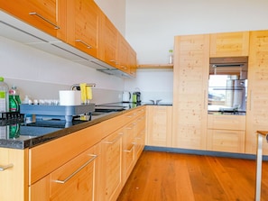 Küche, Flooring, Cabinetry, Countertop, Holz, Interior Design, Möbel, Fussboden, Küchengerät, Spüle
