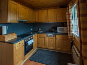 Bois, Cuisine, Cabinetry, Design Intérieur, Comptoir, Sol, Plafond, Appareil De Cuisine, Sol, Évier
