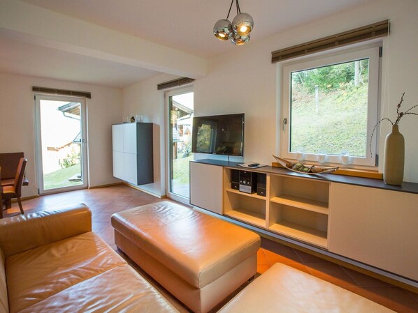Diseño De Interiores, Mueble, Piso, Madera, Suelo, Televisión, Habitación, Techo, Encendiendo, Sala