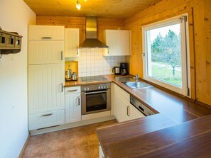 Flooring, Küche, Interior Design, Countertop, Holz, Cabinetry, Fussboden, Decke, Küchengerät, Möbel