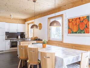 Möbel, Interior Design, Flooring, Holz, Light Fixture, Decke, Tabelle, Fussboden, Stuhl, Esszimmer