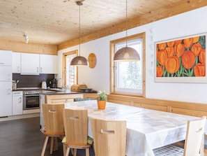 Möbel, Interior Design, Flooring, Holz, Light Fixture, Decke, Tabelle, Fussboden, Stuhl, Esszimmer