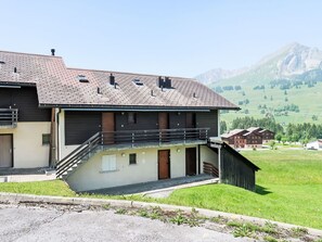 House, Roof, Home, Cottage, Slope, Valley, Driveway, Balcony, Farmhouse, Mountain Village