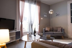 Lounge/dining room with 1 sofa - 1 coffee table - Furniture + smart TV - 6-person dining table - 2 separate WCs. 