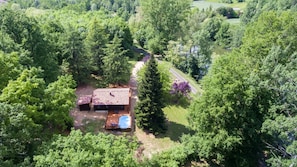 3500 m² park planted with trees - Heated swimming pool - Deckchairs and parasol - 80 m² wooden terrace with garden furniture - Barbecue - Private pontoon - Large car park.
