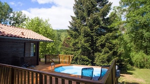 3500 m² park planted with trees - Heated swimming pool - Deckchairs and parasol - 80 m² wooden terrace with garden furniture - Barbecue - Private pontoon - Large car park.
