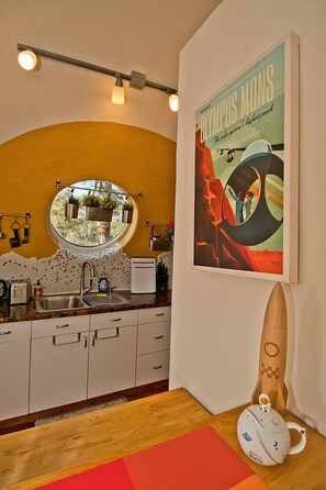 Full Kitchen with Bar for Dining (1)